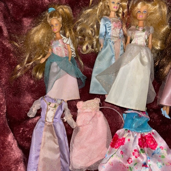 Vtg 2005 Mattel mini princess castle dolls and dresses - Picture 2 of 8